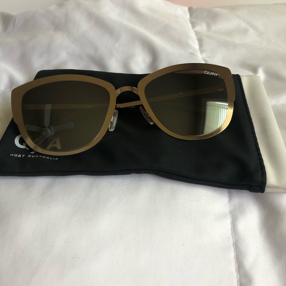 Quay “super girl” sunglasses